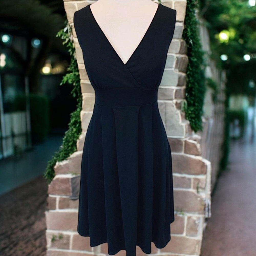 Studio Y Black Jersey V-Neck Front & Back Ruffled Hem Dress - Picture 9 of 16